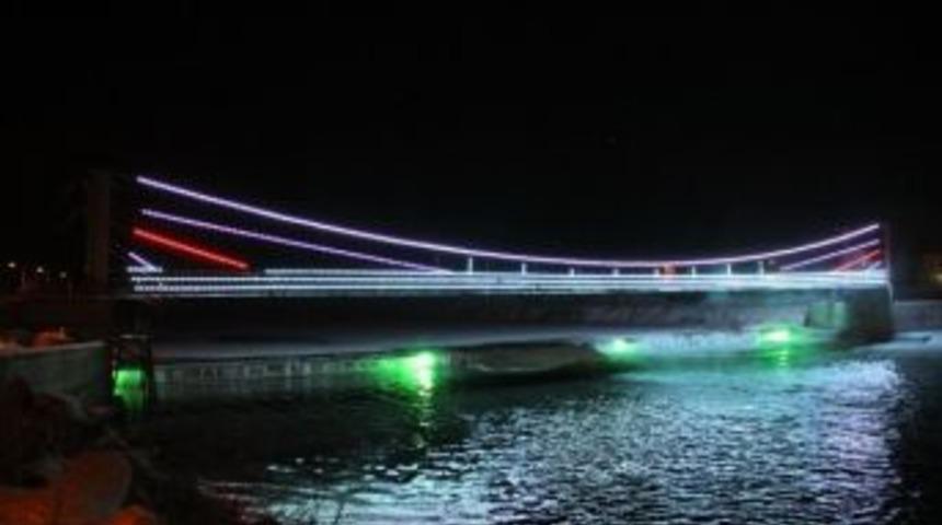 Bayburt'un Boğazi&ccedil;i K&ouml;pr&uuml;s&uuml; G&ouml;z Kamaştırıyor