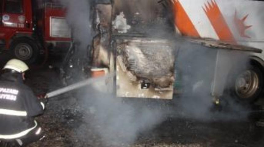 Devriye Polis Ekibi, Otob&uuml;s Yangınının Yayılmasını &Ouml;nledi