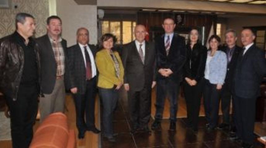 Gazi &Uuml;niversitesi Mezunları Yaşar&rsquo;ın Arkasında