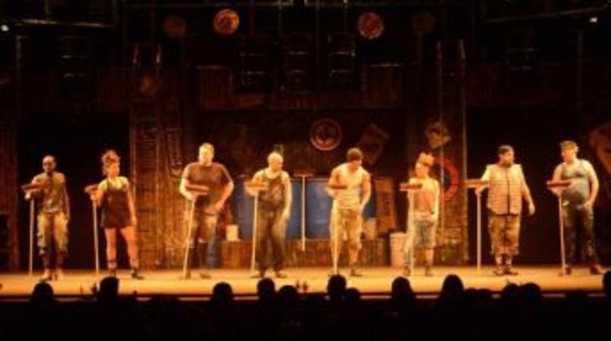 Efsane Grup Stomp T&uuml;rkiye&rsquo;nin Ritmini Tutuyor