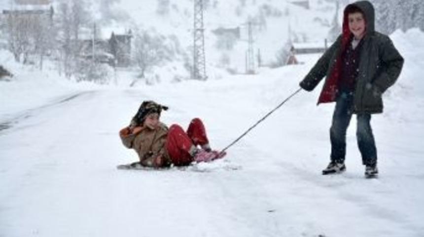 Karla Kaplı Rize-erzurum Karayolu &Ccedil;ocuklara Kaldı