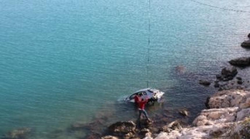 Denize U&ccedil;an Aracın S&uuml;r&uuml;c&uuml;s&uuml; Şans Eseri Kurtuldu