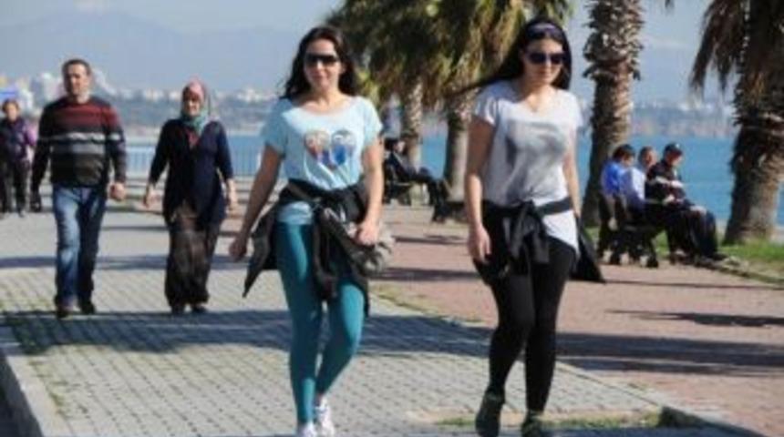 Karlı Dağların Eteğinde Deniz Keyfi