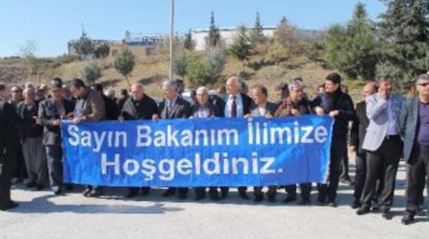 Eski Ekonomi Bakanı &Ccedil;ağlayan'a Coşkulu Karşılama