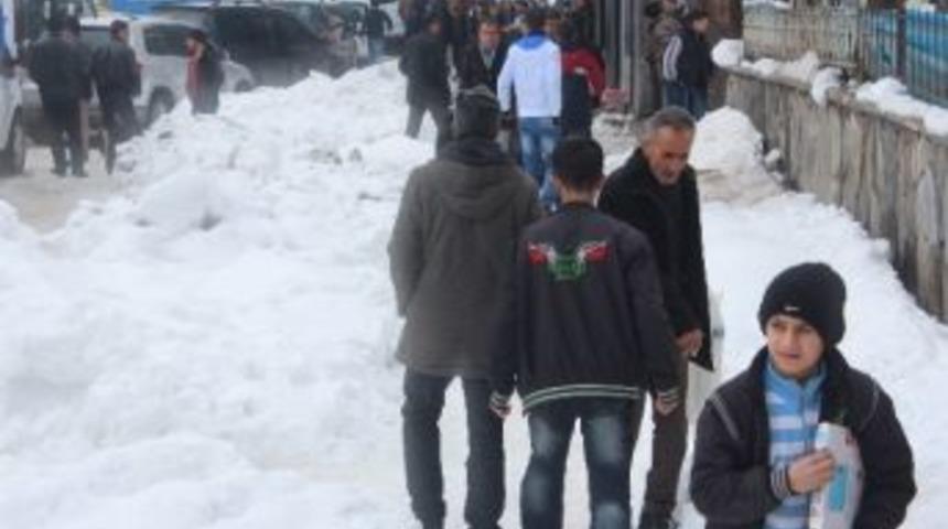 Hakkari&rsquo;de Kar Yağışı Sonrası Kartpostallık Manzaralar