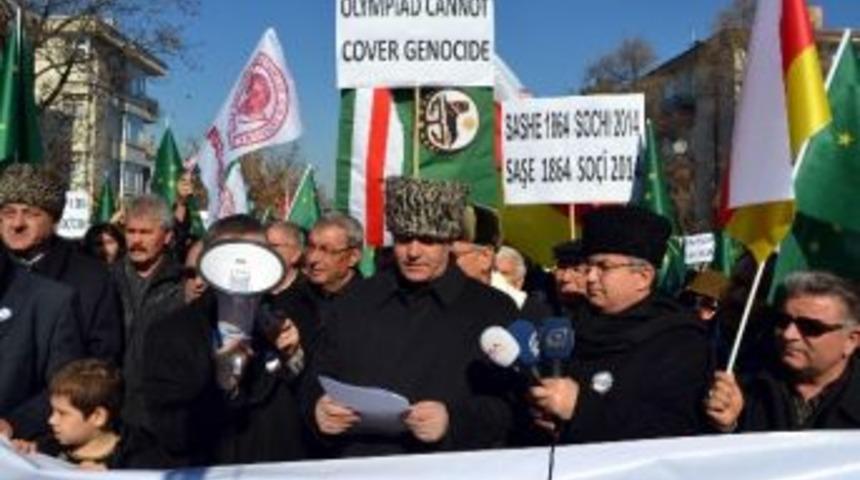 Rusya B&uuml;y&uuml;kel&ccedil;iliği &Ouml;n&uuml;nde, 2014 Kış Olimpiyatları, &Ccedil;erkes Soykırım Ve S&uuml;rg&uuml;n&uuml;n&uuml; Protesto Edildi