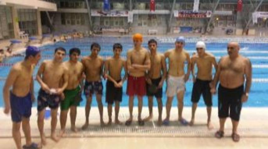 S&uuml;phan Gen&ccedil;lik Merkezi Gen&ccedil;leri Havuzla Tanıştırdı