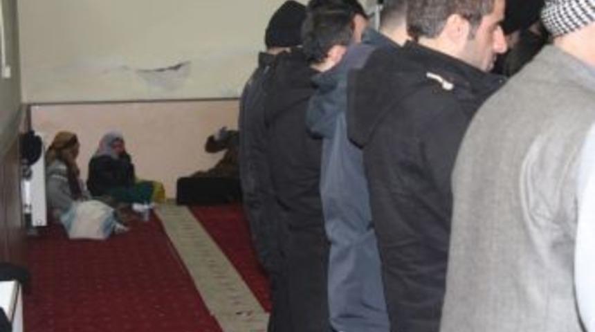 Suriyeli Dilenciler Camilerin İ&ccedil;ini Mesken Tuttu