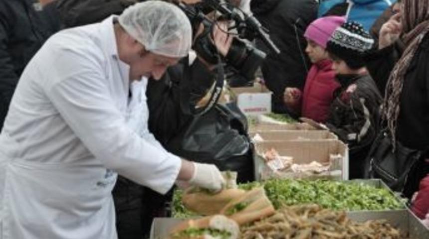 Beykoz Belediyesi Hamsi Şenliğinde 5 Ton Hamsi Dağıtıldı