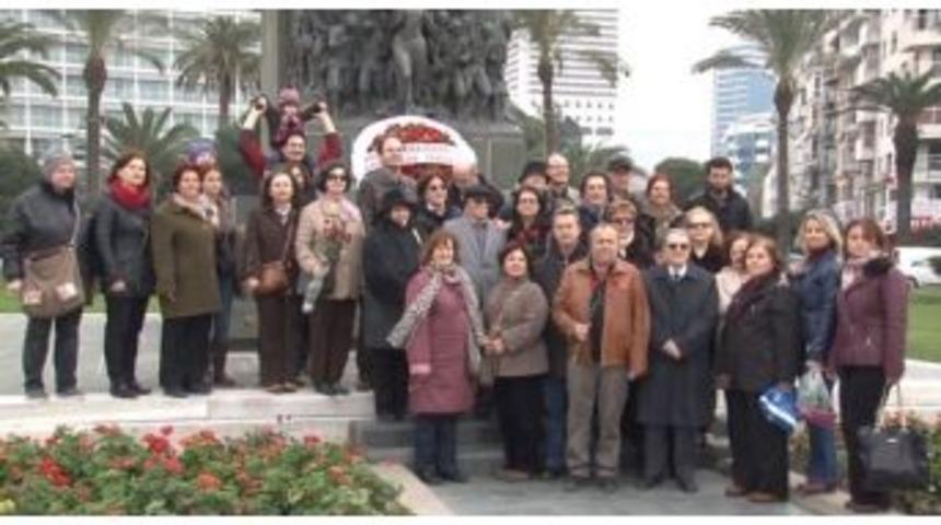 M&uuml;badiller İ&ccedil;in Denize Karanfil Bırakıldı