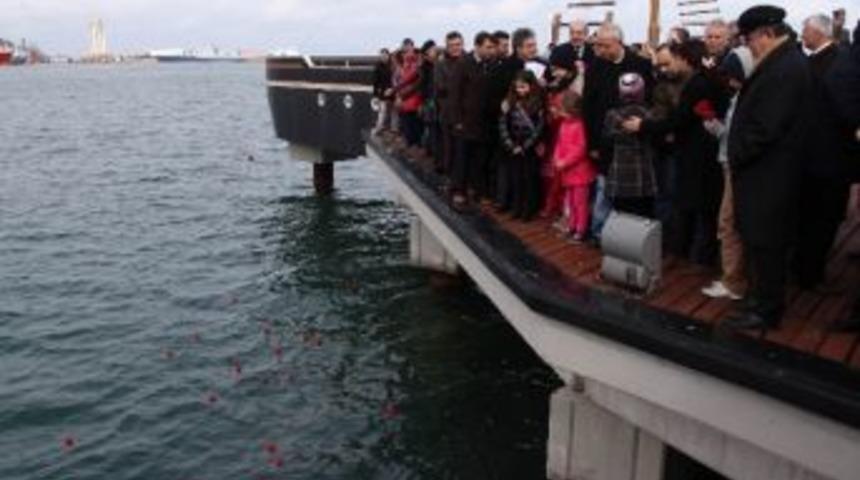 M&uuml;badiller Denize Karanfil Bıraktı