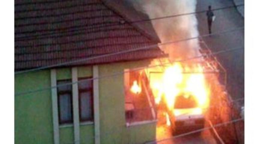 Park Halindeki Otomobil Alev Alev Yandı