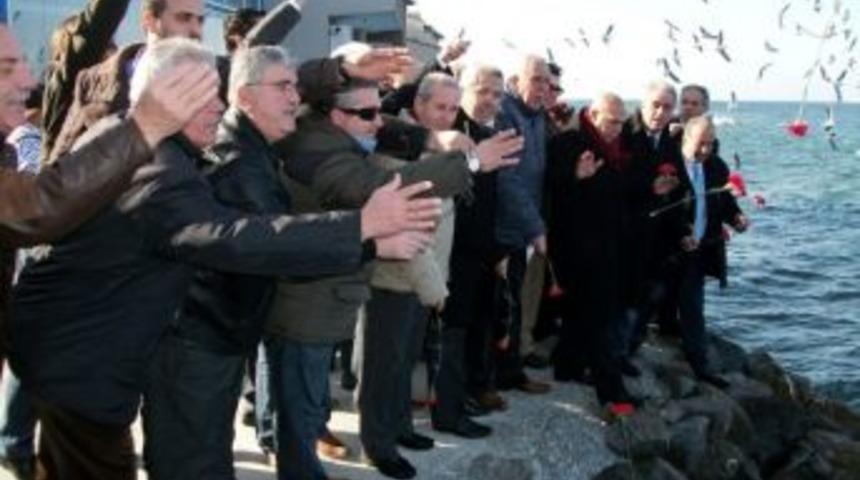 M&uuml;badelede &Ouml;lenler İ&ccedil;in Denize Karanfiller Atıldı