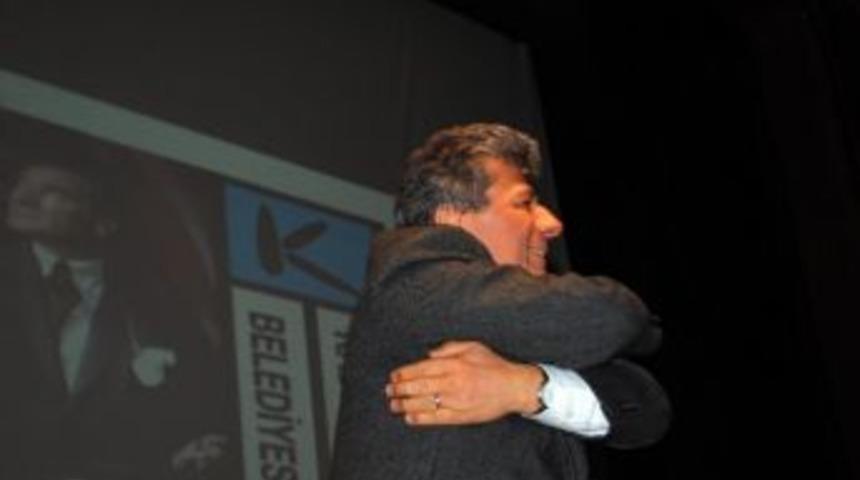 Kadık&ouml;y&rsquo;de Tuncay &Ouml;zkan İ&ccedil;in &lsquo;&ouml;zg&uuml;rl&uuml;kte Buluşalım&rsquo; Etkinliği