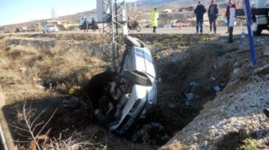 Otomobil Kanala U&ccedil;tu: 4 Yaralı