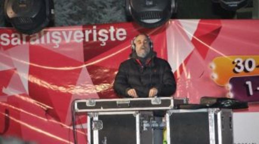 &Uuml;nl&uuml; Dj Suat Ateşdağlı, Akhisar&rsquo;ı Salladı