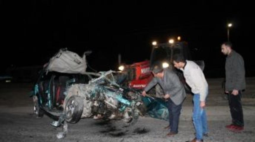 Kamyona Arkadan &Ccedil;arpan Otomobilde 1 Kişi &Ouml;ld&uuml; 3 Kişi Yaralandı