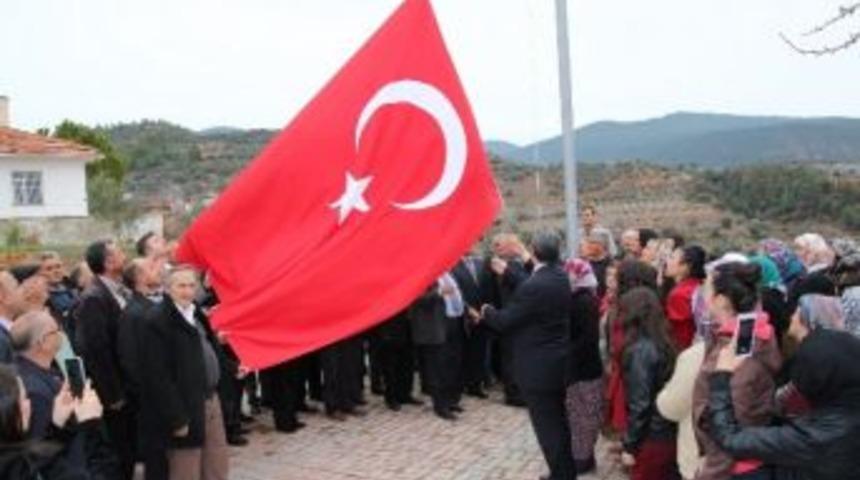 Uzunırmak'tan Bozdoğan'ın Yenice K&ouml;y&uuml;ne Bayrak