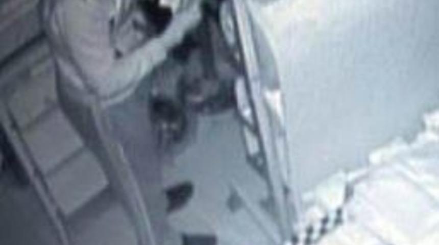 Parayı Sayarak &Ccedil;alan Hırsızlar Yakalandı