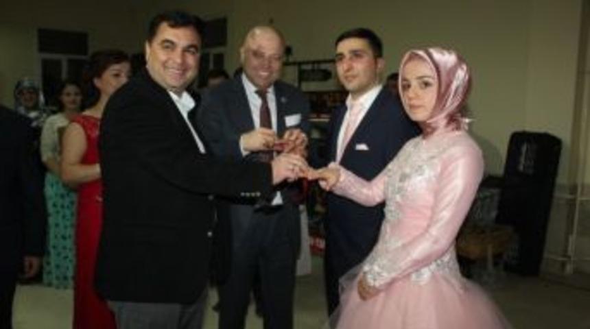 Yal&ccedil;ın Pekg&uuml;zel, İş&ccedil;ilerinin Nişan Y&uuml;z&uuml;ğ&uuml; Taktı