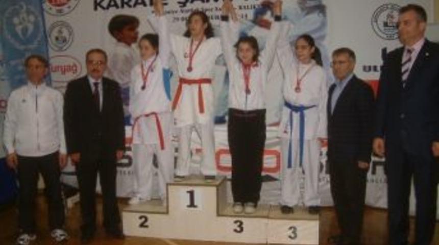 Burhaniye De Karate Şöleni Yaşandı