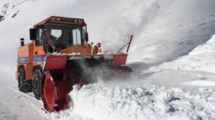 (&ouml;zel Haber) Van Bah&ccedil;esaray Yolu &Ccedil;ığdan Temizleniyor