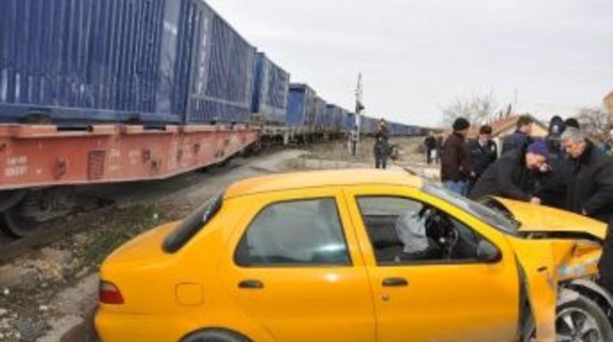 Y&uuml;k Treni Otomobille &Ccedil;arpıştı
