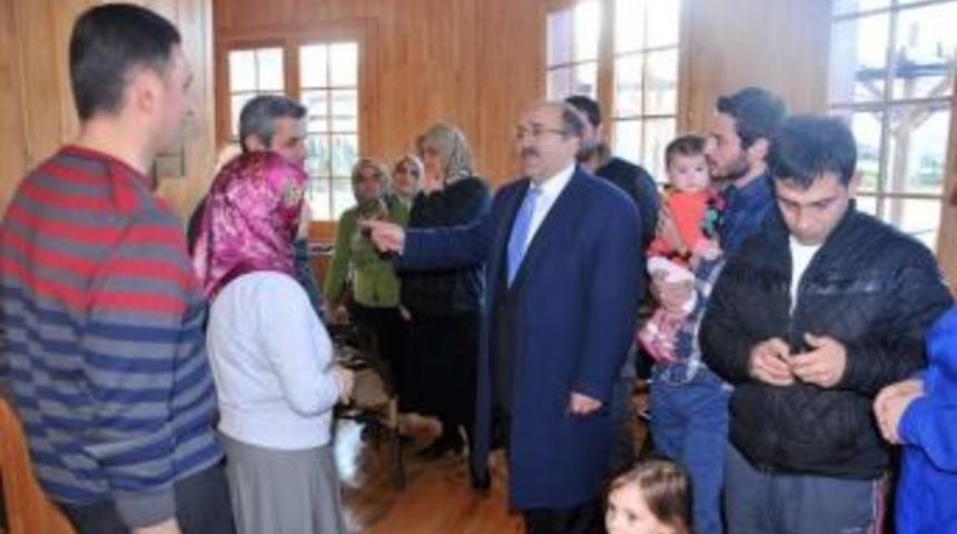 Başkan G&uuml;mr&uuml;k&ccedil;&uuml;oğlu Eyof&rsquo;u Ziyaret Ederek Vatandaşla Sohbet Edip Taleplerini Dinledi