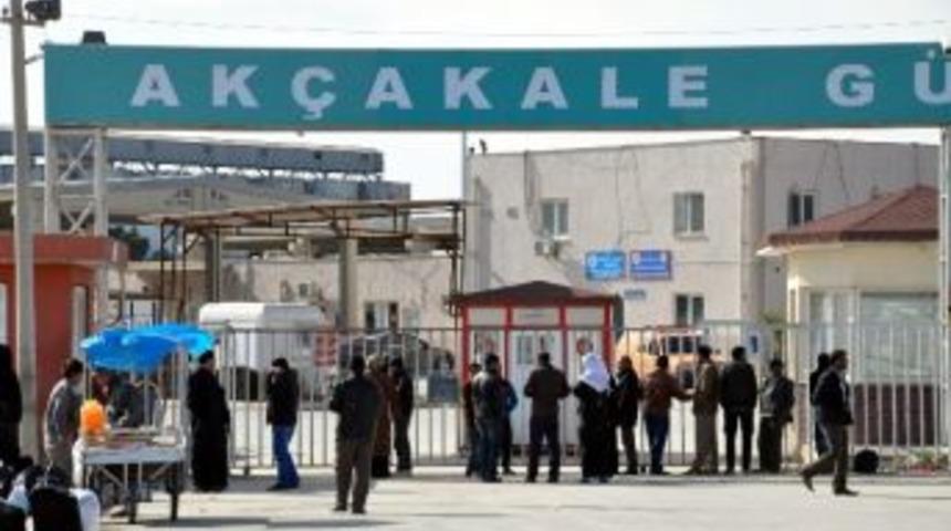 Sınır Kapısında Umutlu Bekleyiş S&uuml;r&uuml;yor