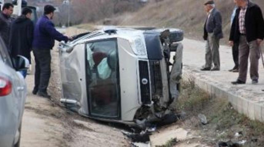 Kamyonet Şarampole Devrildi: 1 Yaralı