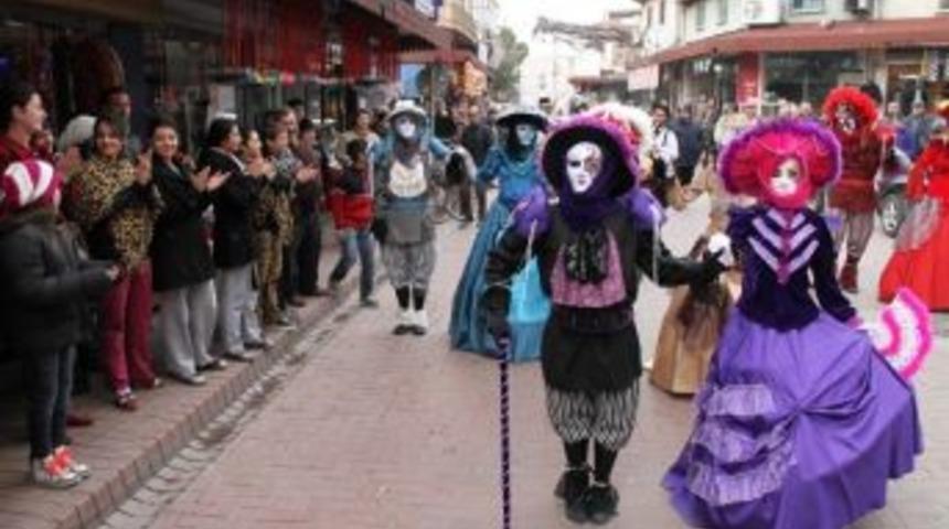 Venedik Karnaval Korteji, Akhisar Alışveriş Festivalinde İlgi Odağı Oldu