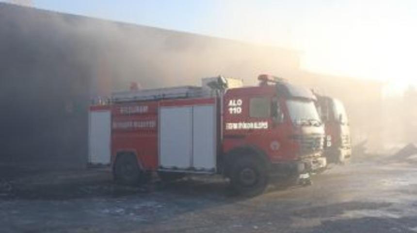 Kargo Deposunda Yangın: 1 &Ouml;l&uuml;, 4 Yaralı