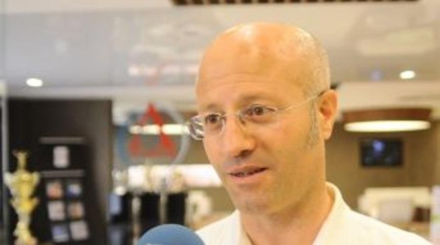 Aşırı &Ouml;zg&uuml;venin Sebebi De &Ouml;zg&uuml;ven Eksikliği