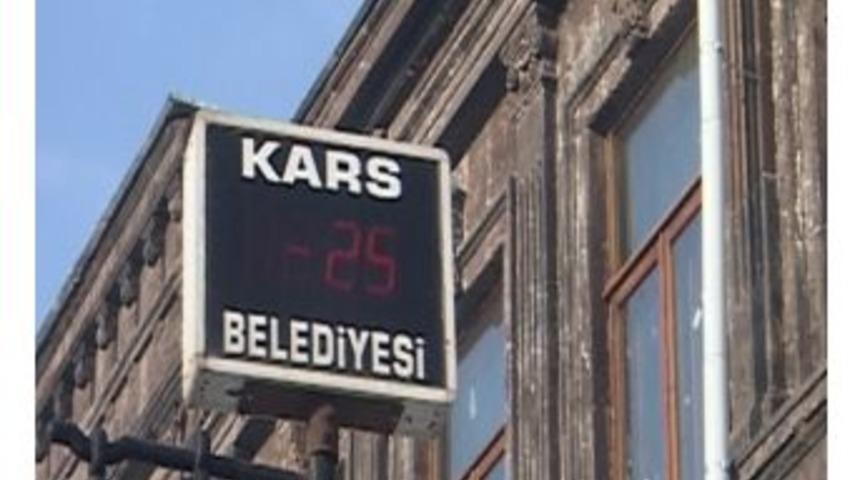 (özel Haber) Kars’te Erken Saatlerde İşlerine Giden Vatandaşlar Kirpiklerine Kadar Buz Tuttu