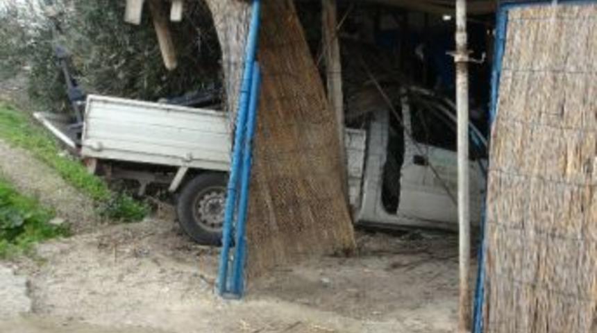 Antalya'da Kamyonet Eve Girdi