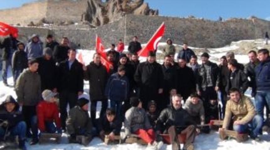 1. Geleneksel Kızak Yarışmasında Birbirinde G&uuml;zel G&ouml;r&uuml;nt&uuml;lere Sahne Oldu