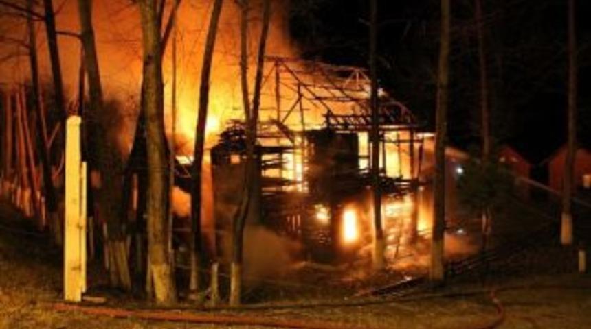 &Uuml;nye&rsquo;de &Ccedil;ıkan Yangında 2 Bungalov Evi K&uuml;l Oldu