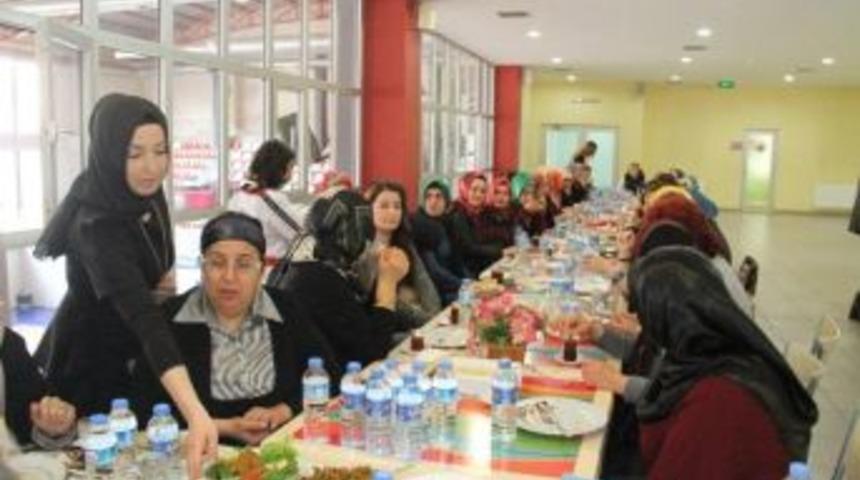 Demirtaş, Kadifekaleli Bayanlar İle Bir Araya Geldi