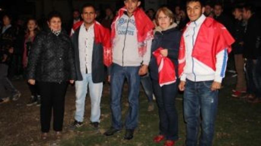 &Ccedil;an&rsquo;da Askerlere Kınalı Uğurlama