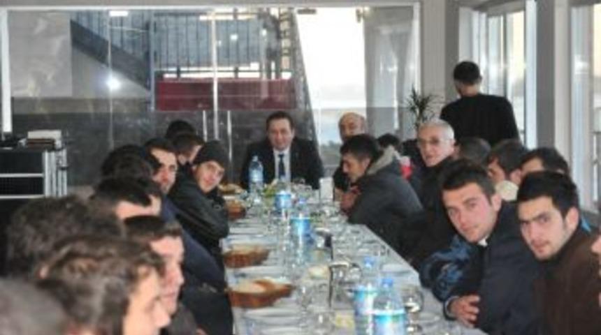 Başkan Adayı Okun Yanmaz Gen&ccedil;lerle Bir Araya Geldi