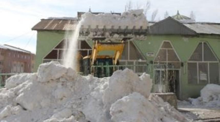 Hakkari&rsquo;de Cami Bah&ccedil;eleri Kardan Temizleniyor