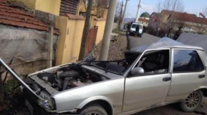 Ara&ccedil; Ka&ccedil;ıran Tinerci &Ouml;nce Yayaya, Ardından Direğe &Ccedil;arptı