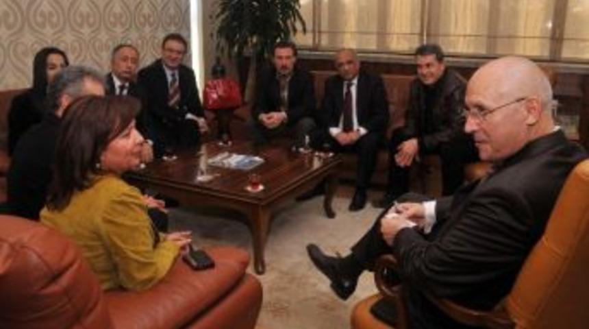 Gazi &Uuml;niversitesi Mezunları Yaşar&rsquo;ın Arkasında