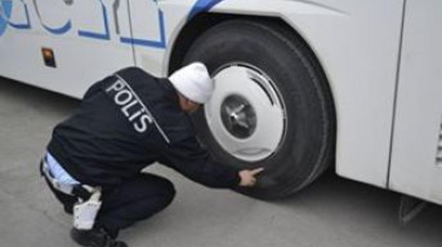 Polisler otob&uuml;slere lastik denetimi yapıyor