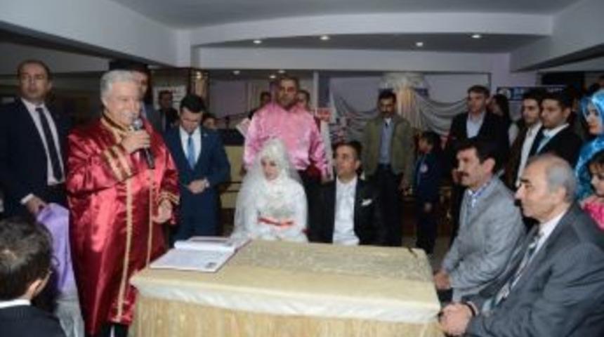 Zihni Aldırmaz Nikah Kıydı