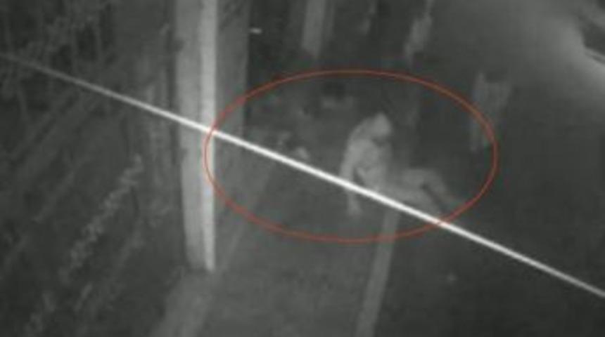 Sırt Sırta Verip Tekmeyle Kapıyı A&ccedil;tılar