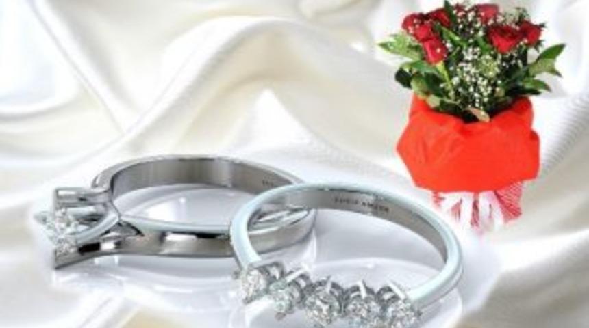 Sevgiliye Tutkulu Bir Hediye