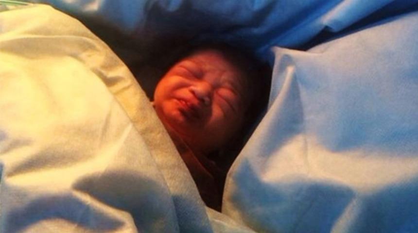 Doğurup, tuvalete attı