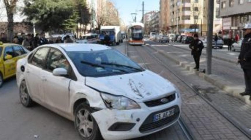 Ticari Taksiye &Ccedil;arpan Otomobil Tramvay Yolunda Takla Attı