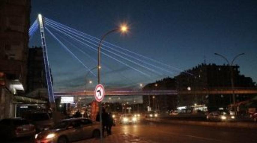 Diyarbakır&rsquo;da Yapımı Tamamlanan &Uuml;st Ge&ccedil;itler Işıklandırıldı